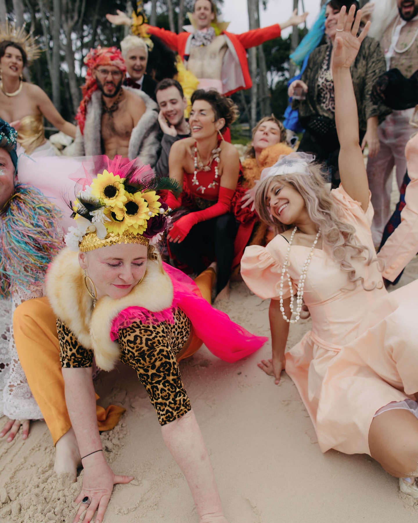 "Они все - любовь моей жизни". Женщина вышла замуж одновременно за 60 человек: как ей это удалось